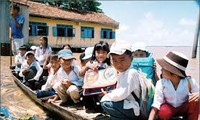 Nguyen Thi Doan remet des bourses aux élèves du delta du Mékong