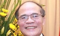 Le président de l'AN Nguyen Sinh Hung est arrivé au Laos