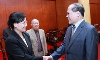 Nguyen Sinh Hung reçoit Viengthong Siphandone