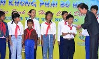 Des bourses pour les enfants démunis du Tay Nguyen