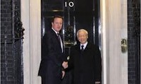 Le secrétaire général du Parti Nguyen Phu Trong rencontre le PM britannique