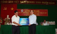 Nguyen Thien Nhan rend visite à des personnes dans le besoin à Trà Vinh
