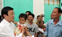 Le président rend visite aux ouvriers à Binh Duong
