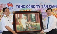Truong Tan Sang rend visite à la compagnie générale Tan Cang Sai Gon