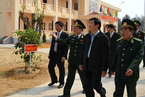 Le président Truong Tan Sang travaille avec la province de Quang Binh