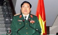 Phung Quang Thanh reçoit le chef du service fédéral de la sécurité de Russie