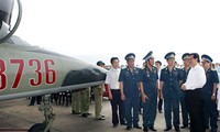 Nguyen Tan Dung se rend à la base aérienne du régiment 910