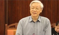 Le SG du Parti Nguyen Phu Trong travaille avec le Conseil central de théorie