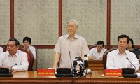 Le bureau politique du Parti Communiste travaille avec le comité du Parti de la province Nghe An