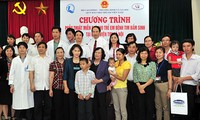 Vice-présidente de l'Assemblée nationale visite l'hopital cardiovasculaire de Hanoi 