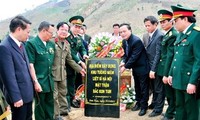 Inauguration du monument aux 77 soldats hanoiens morts pour la patrie à Kon Tum 