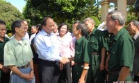 Nguyen Xuan Phuc rend visite à des familles méritante de la patrie à Bac Giang