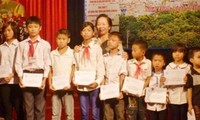 Nguyen Thi Doan remet des bourses aux enfants démunis à Nam Dinh