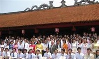 Remise des bourses d’études Odon Vallet aux étudiants et jeunes chercheurs vietnamiens
