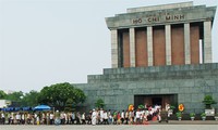 52 mille personnes rendent hommage au président Ho Chi Minh en son mausolée