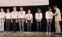Rencontres du Vietnam distribue des bourses aux élèves du Tây Nguyên