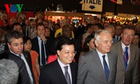 Le Premier Ministre français inaugure le stand du Vietnam à la foire européenne de Strasbourg
