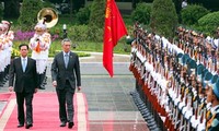 Le Premier ministre singapourien termine sa visite au Vietnam