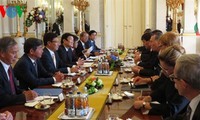 Le président vietnamien assiste au forum des entreprises Vietnam-Hongrie