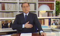 Silvio Berlusconi a annoncé qu'il resterait sur la scène politique