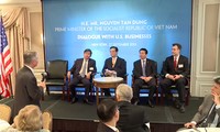  Le chef du gouvernement vietnamien dialogue avec les premiers groupes américains