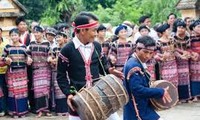 Les Cham H’roi et leur danse du tambour en duo 
