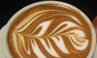 « Latte art » : l’art de créer des formes à la surface d’un cappuccino