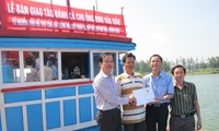 La Voix du Vietnam aide un pêcheur de Quang Ngai à construire un nouveau bateau