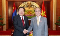 Le président de l’Assemblée Nationale Nguyên Sinh Hung reçoit le président mongol Tsakhiagiyn Elbegd