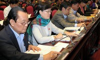 Les parlementaires et les électeurs vietnamiens saluent la Constitution amendée