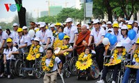 Truong Tan Sang participe à une marche en faveur des personnes handicapées