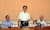 Le Premier Ministre Nguyen Tan Dung travaille avec les dirigeants de Ho Chi Minh-ville