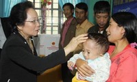 Nguyen Thi Doan rend visite aux sinistrés des typhons et innondations de Quang Tri