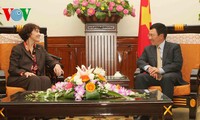 Pham Binh Minh reçoit l’assistante-adjointe du président américain