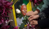 Le monde rend hommage à Nelson Mandela