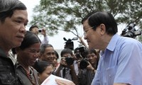 Le président Truong Tân Sang rend visite aux sinistrés des crues de Quang Nam
