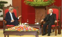 John Kerry est reçu par les plus hauts dirigeants vietnamiens