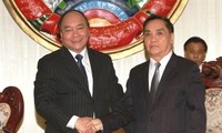 Le vice-Premier ministre Nguyen Xuan Phuc rencontre des dirigeants laotiens