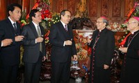 Noël : les dirigeants vietnamiens présentent leurs voeux aux chrétiens