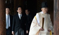Le PM Japonais prie au sanctuaire Yasukuni, Pékin et Séoul s'indignent