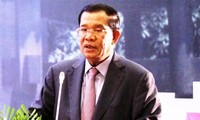 Hun Sen rencontre d’anciens volontaires et des investisseurs vietnamiens