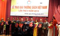 Une centaine de publications reçoivent le prix du livre du Vietnam 2013