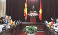 Nguyen Sinh Hung reçoit une délégation de sénateurs espagnols