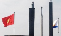 Hissement du drapeau national sur le sous-marin Hanoï