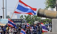 Thaïlande: un leader pro-gouvernement blessé, l’opposition reste dans la rue