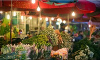 Le marché de fleurs de Quang An à l’approche du Tet