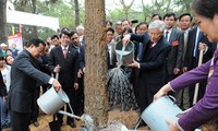 Le SG du PCV Nguyen Phu Trong déclenche la fête de plantation d’arbres printanière 2014