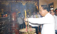 Le vice-Premier Ministre Nguyên Xuân Phuc offre de l’encens au musée Quang Trung