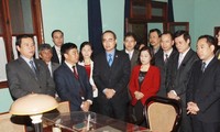Le président du FPV rend hommage au président Ho Chi Minh dans la maison 67