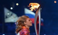 La flamme olympique allumée à Sotchi : la 22e édition des JO d'hiver commence
